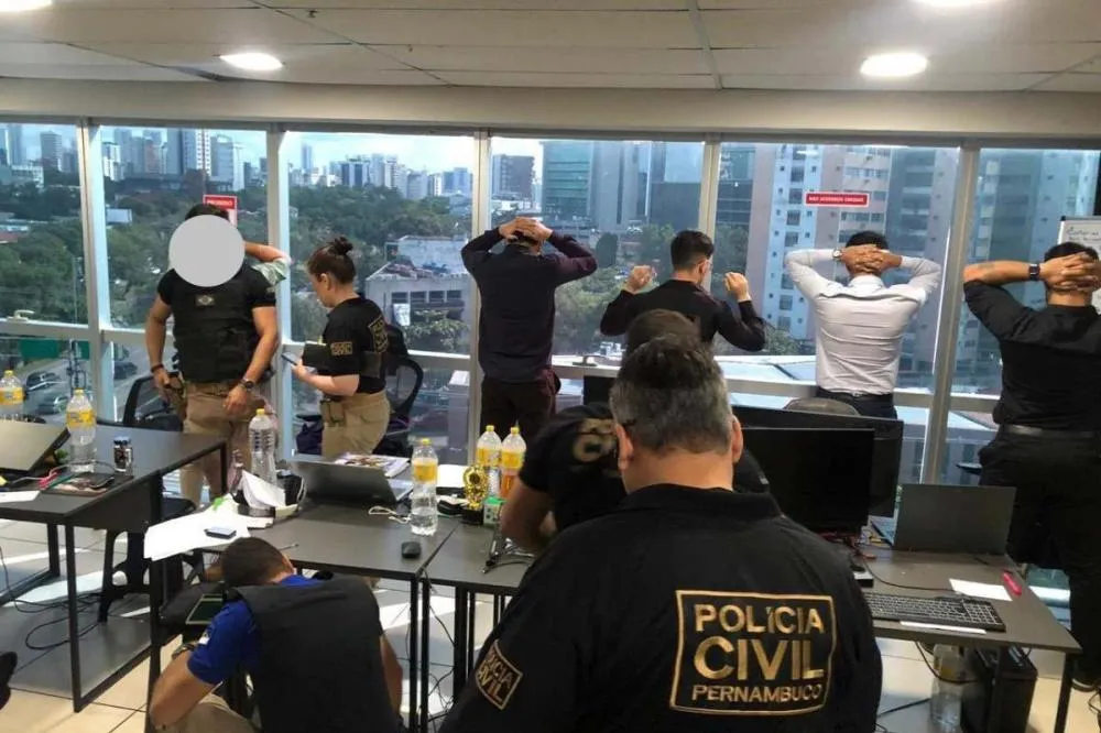 Treze pessoas são presas em escritório suspeito de aplicar golpes com investimentos em ativos virtuais