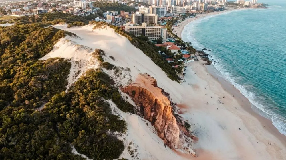 A duna mais famosa do Nordeste encolheu 2,7 metros em 17 anos e está devolvendo ao mar uma falésia de 6 mil anos