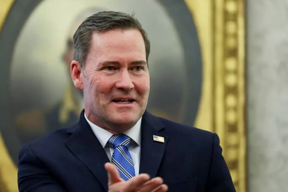 Assessor de Trump que vazou conversa expôs contatos em outro aplicativo, diz revista.