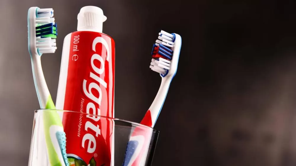 Anvisa suspende venda de creme dental da Colgate no Brasil.
