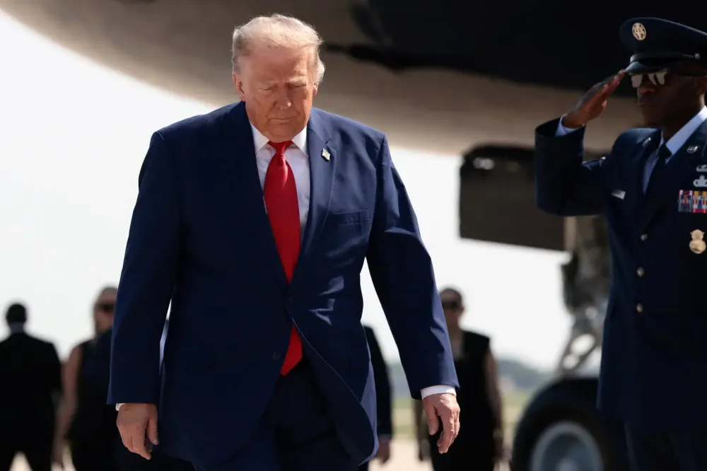 O presidente dos EUA, Donald Trump, caminha para embarcar no Air Force One ao partir para Dover, Delaware, para acompanhar a cerimônia de traslado solene dos militares do Exército dos EUA mortos na Jordânia e no Iraque — em meio à guerra com o Irã — na Ba