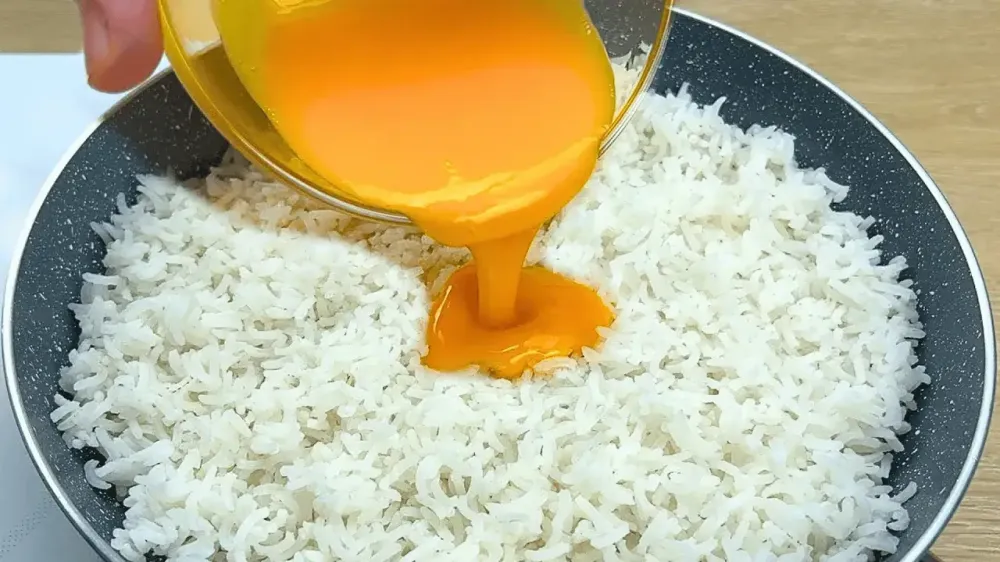 Misture arroz, ovo e bacon e tenha uma refeição “melhor que risoto”
