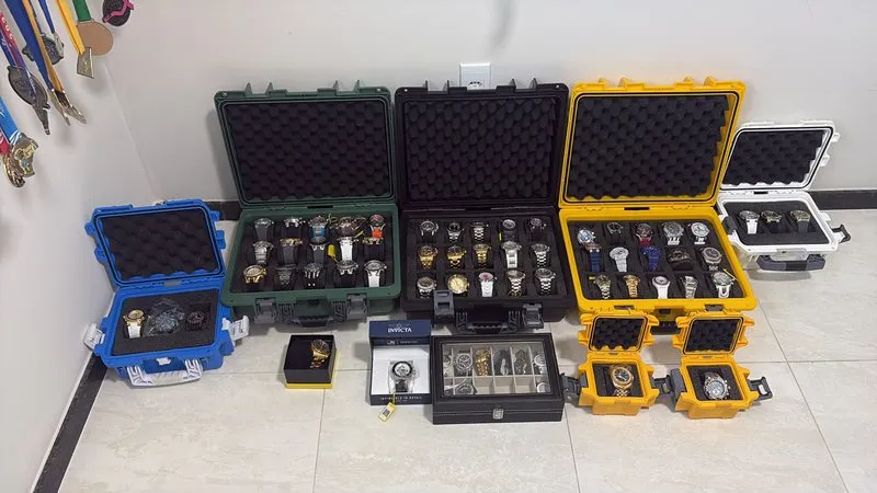 ‘Chefão’ do tráfico que ostentava relógios de luxo e roupas caras tem casa invadida pela polícia na Bahia