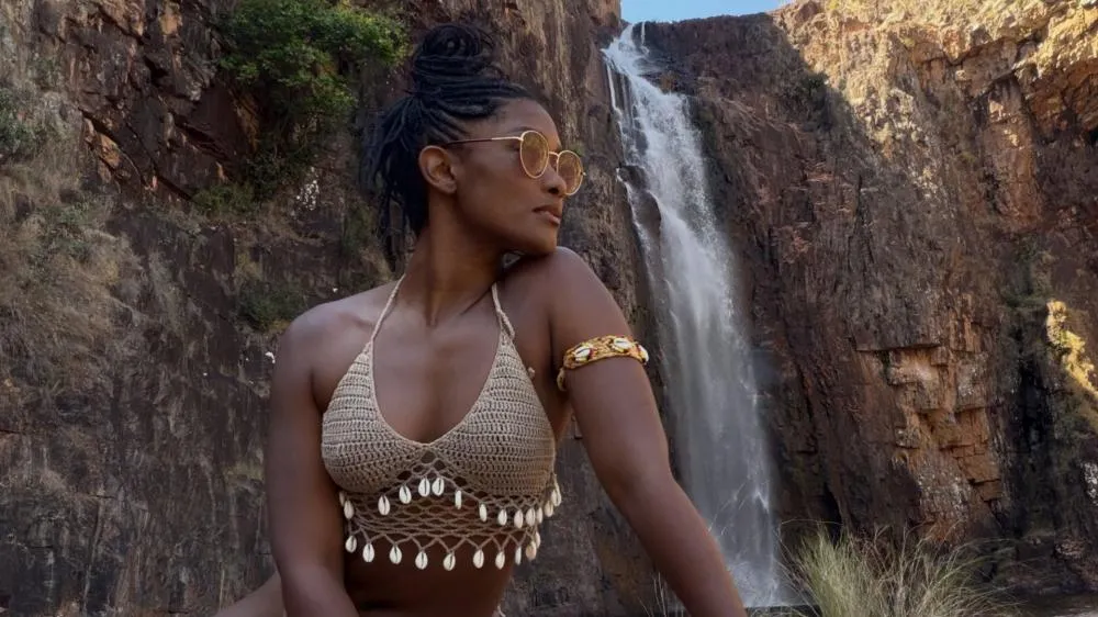 Solteira, Erika Januza exibe corpão em cachoeira e web dispara: “Quem perdeu que chore”