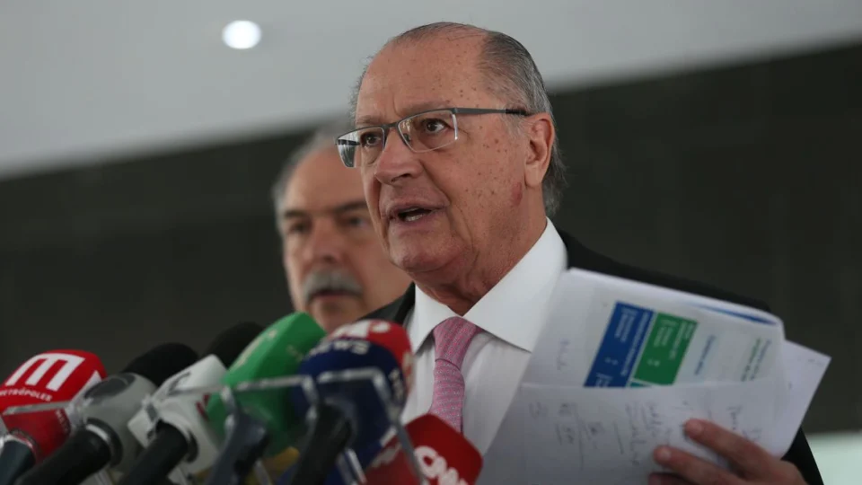 Alckmin diz que Brasil vai esperar até 2 de abril para reagir às tarifas de Trump.