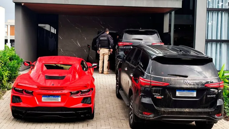 Empresário baiano é alvo de operação do MP e tem carros de luxo e milhares de reais apreendidos em Feira de Santana