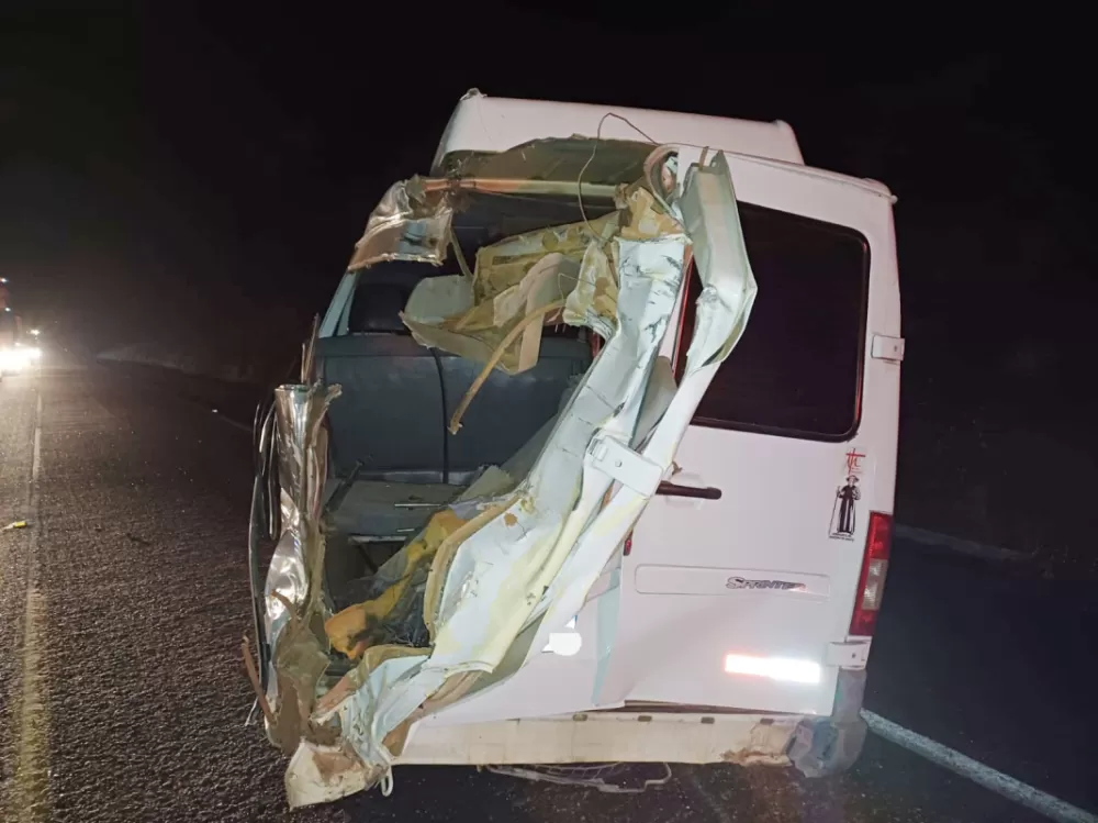 Acidente grave na BR-232 em Pesqueira deixa cinco feridos após colisão entre Van, carro e carreta.