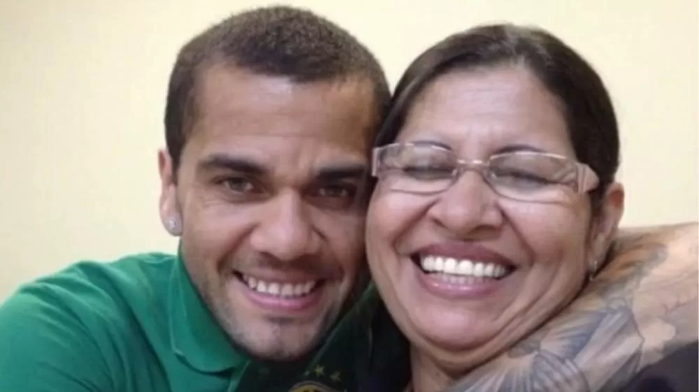Mãe de Daniel Alves se manifesta sobre absolvição do filho: “Obrigada, meu Deus”.
