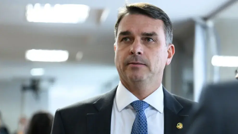 Flávio Bolsonaro registra candidatura a presidente e declara R$ 8,1 milhões em bens