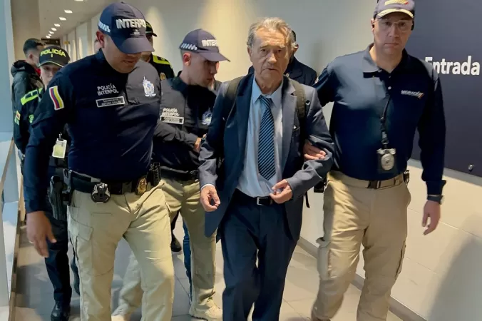 Ex-comparsa de Pablo Escobar é colocado em prisão preventiva após retornar à Colômbia.