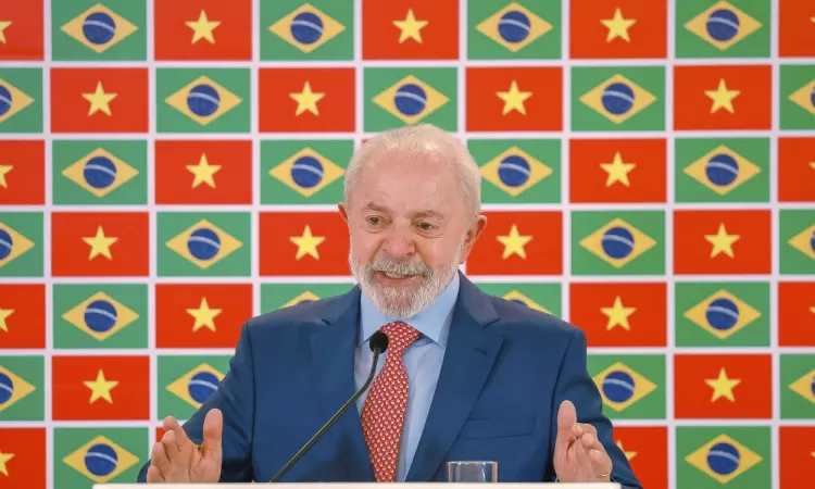 Às vésperas de ‘tarifaço’, Lula elogia Trump e cogita ligar para o presidente americano.