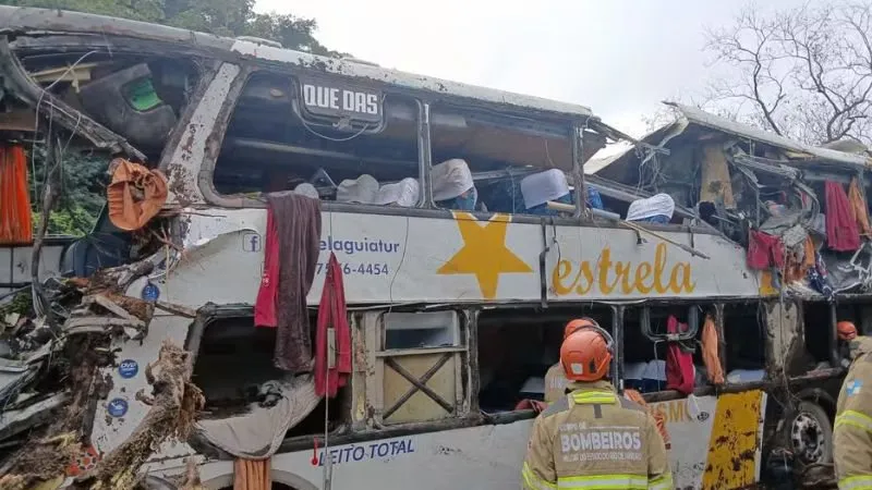 Ônibus coletivo tomba e deixa ao menos oito passageiros mortos; saiba detalhes