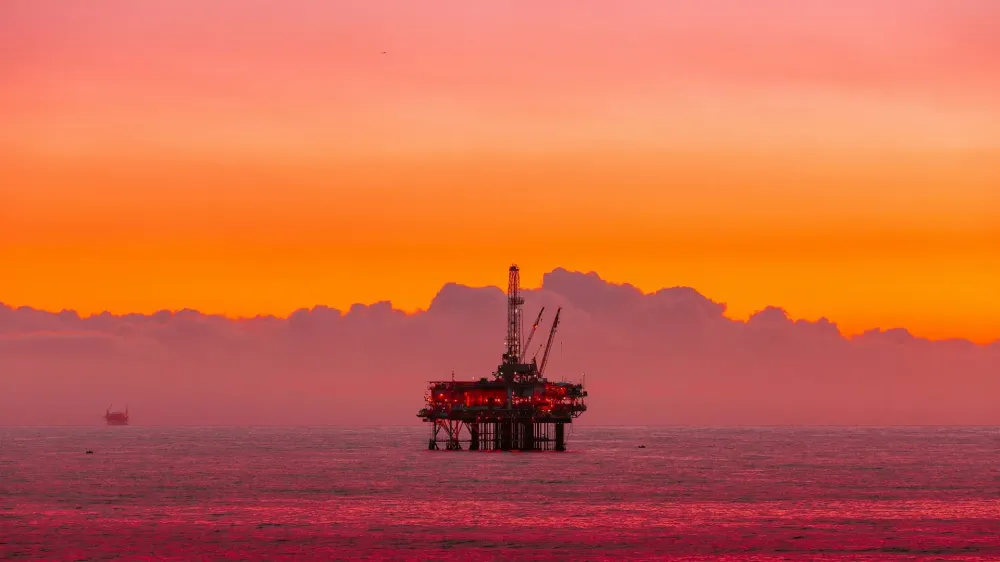 Petróleo sobe e Brent supera US$ 90 com novo temor de escalada no Oriente Médio