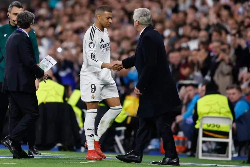 Ancelotti diz que Mbappé 'tem a oportunidade' de igualar CR7 no Real Madrid.