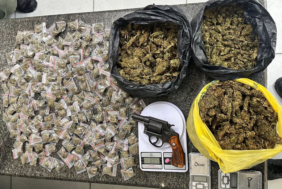 Grande Apreensão de Drogas em Jardim São Paulo: Traficante foge e abandona material ilícito.