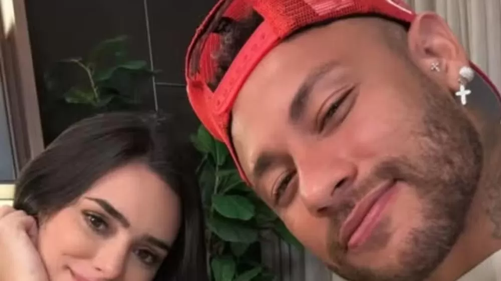 Neymar e Bruna Biancardi aparecem usando alianças logo depois do jogador negar boatos de casamento.