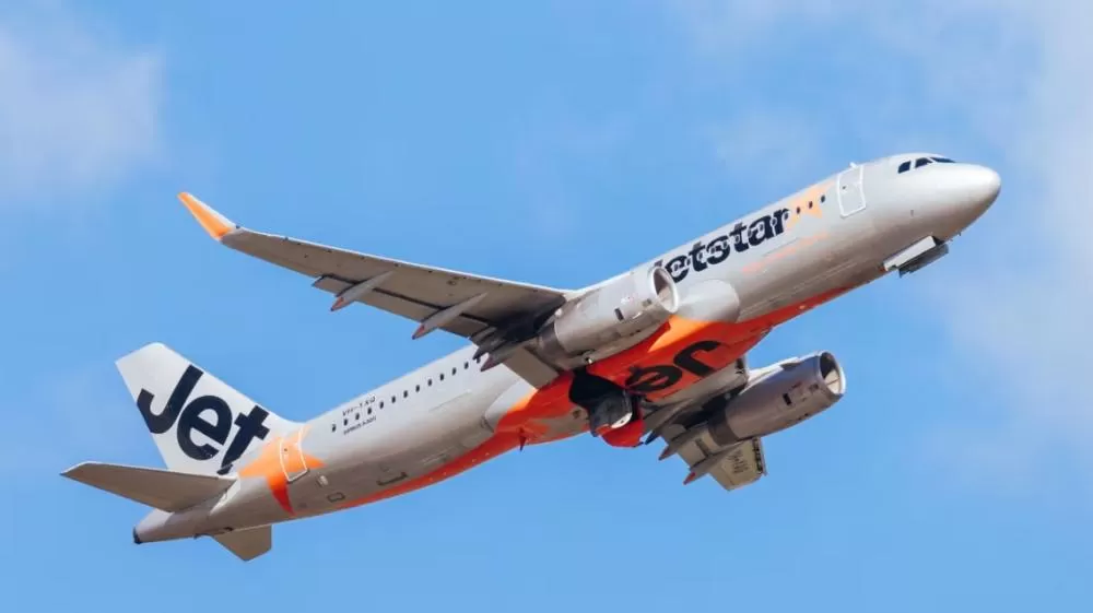 Passageiro tenta abrir porta de avião em pleno voo.