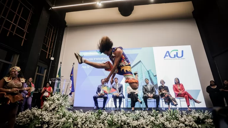 Prefeitura do Recife entrega comenda da Ordem do Mérito Capibaribe ao ministro Jorge Messias durante inauguração da nova sede da AGU.