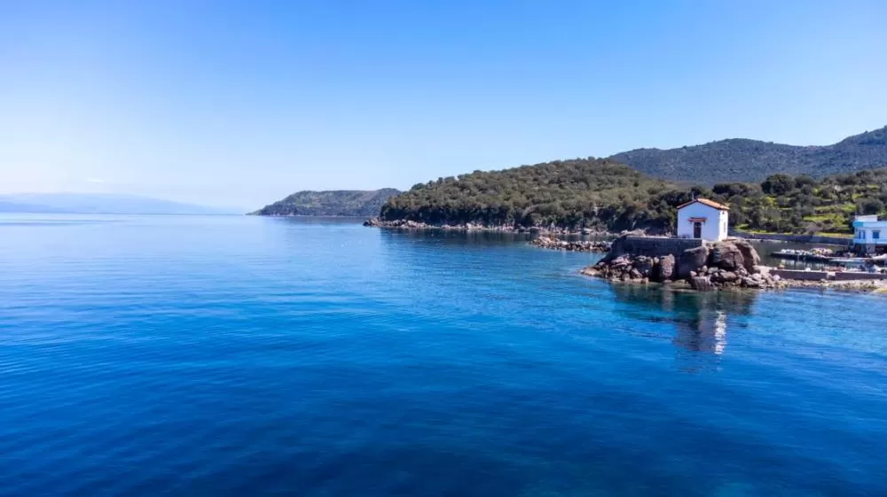 Naufrágio de barco de migrantes causa tragédia em Lesbos.