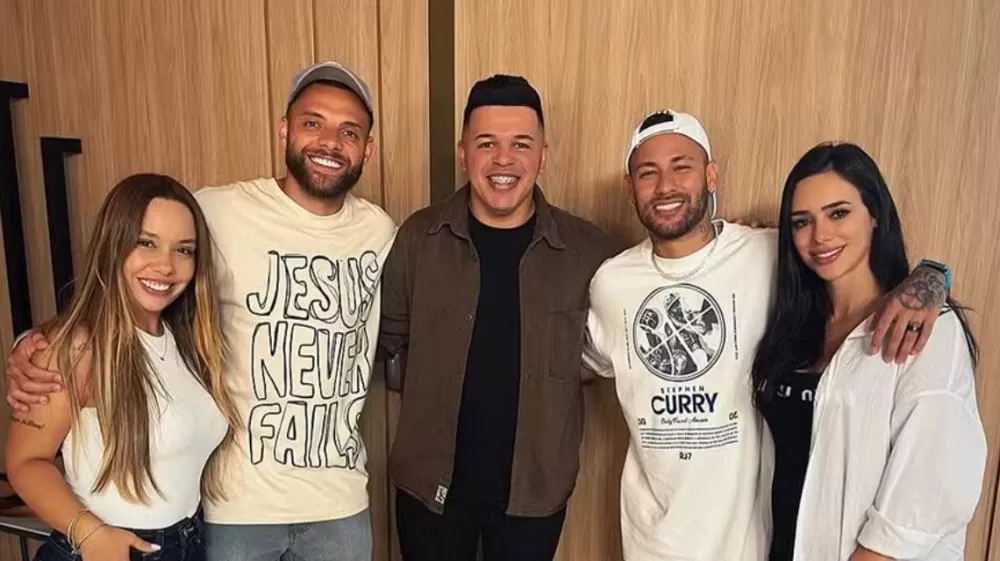 Neymar e Bruna Biancardi participam de encontro de casais cristãos em Santos.
