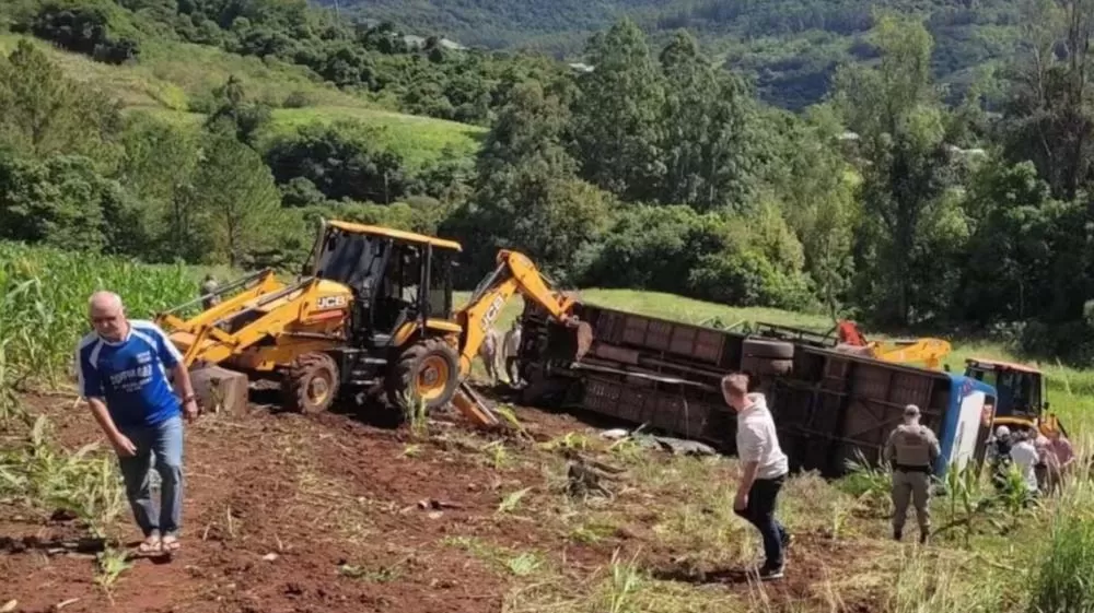 Ônibus com estudantes tomba em ribanceira no RS e deixa 10 mortos e mais de 20 feridos.