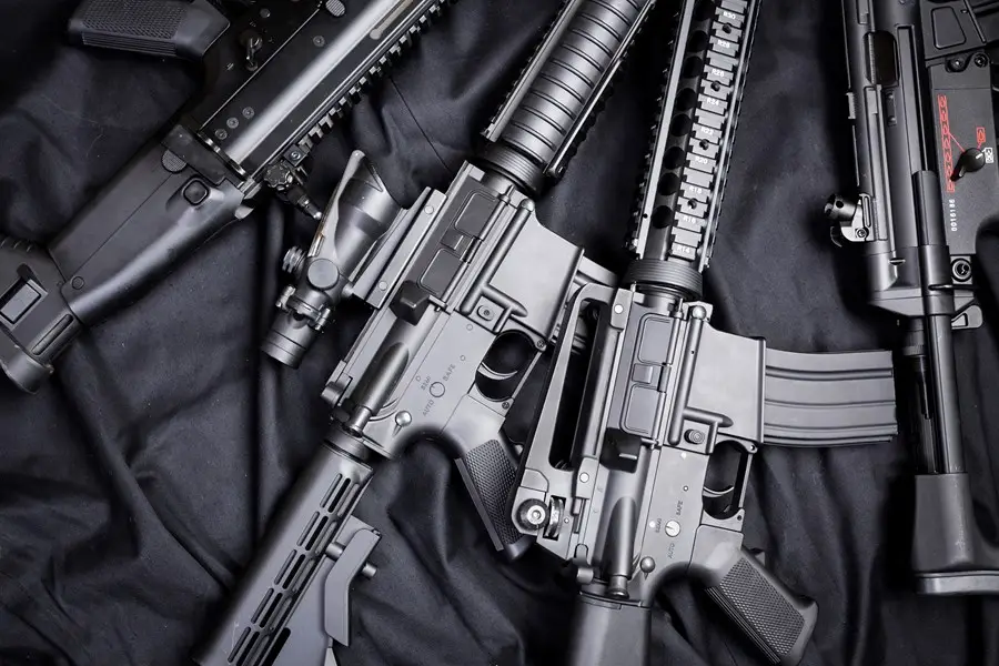 EUA enviam a Israel 20.000 fuzis de assalto adiados por Biden, dizem fontes.