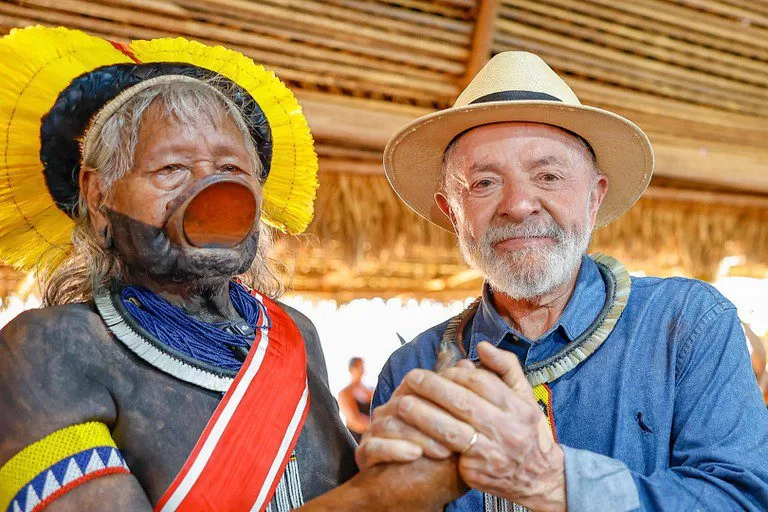 'Respeitamos e reconhecemos os direitos dos povos indígenas', diz Lula com lideranças no Xingu.