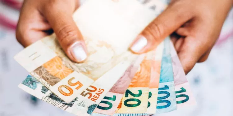 Nova fórmula do governo reduz aumento do salário mínimo e gera críticas.