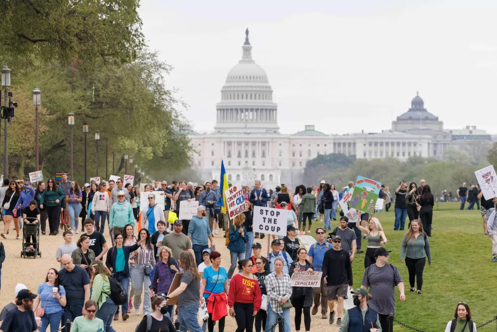 Manifestantes atacam Trump e Musk em comícios ‘sem intervenção’ nos EUA.