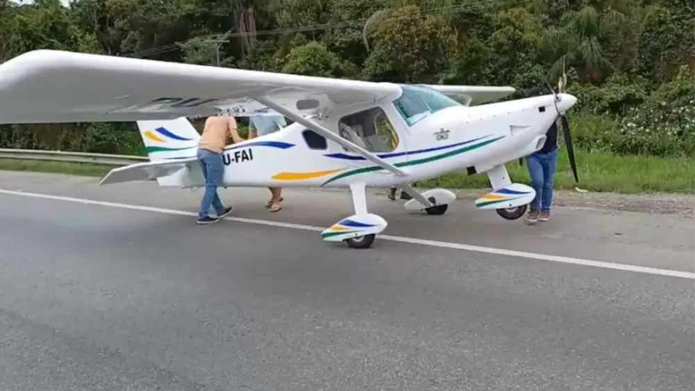 ASSISTA: Avião monomotor é forçado a pousar no meio da BR-101, em SC.