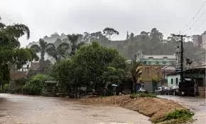 Chuvas intensas no RJ provocam acionamento de sirenes e deslizamento, e deixam desalojados em Angra dos Reis.