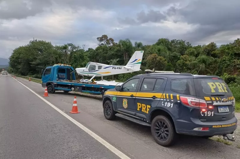 Força Aérea investiga pouso forçado de avião na BR-101 em SC.