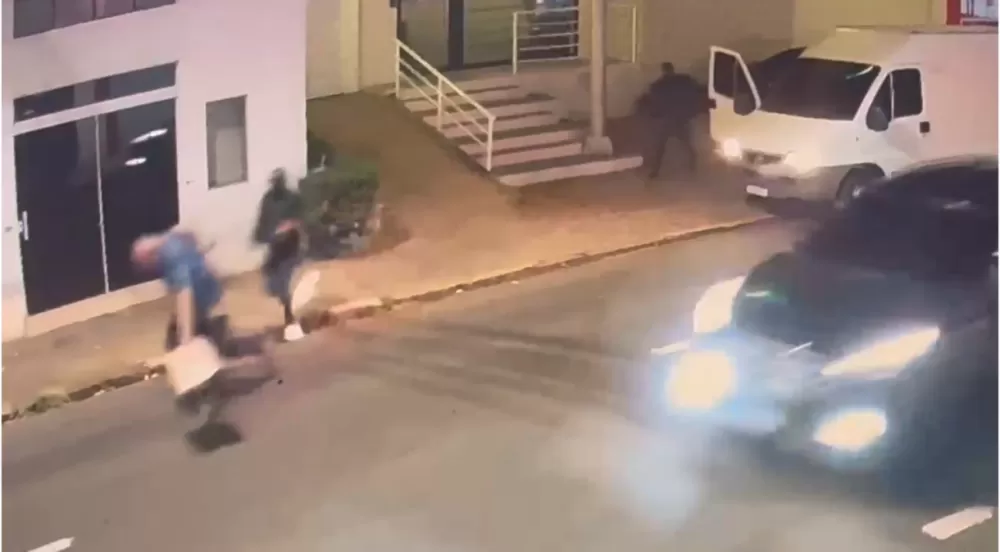 Vídeo flagra momento em que homem é sequestrado no interior de SP.