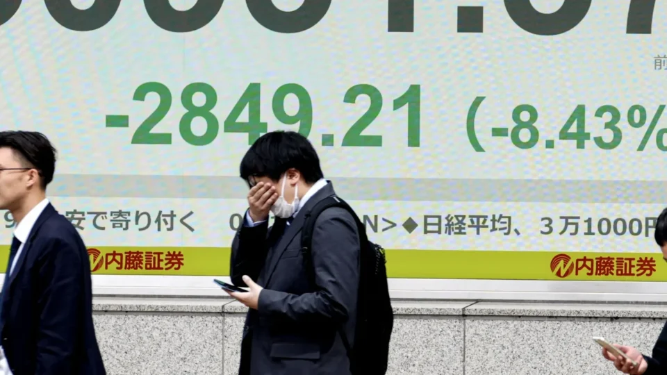 Bolsas asiáticas e europeias desabam por temor de guerra comercial em larga escala.