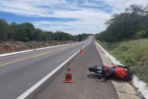 Pedestre morre após ser atropelado por motocicleta na BR-232, em Flores.