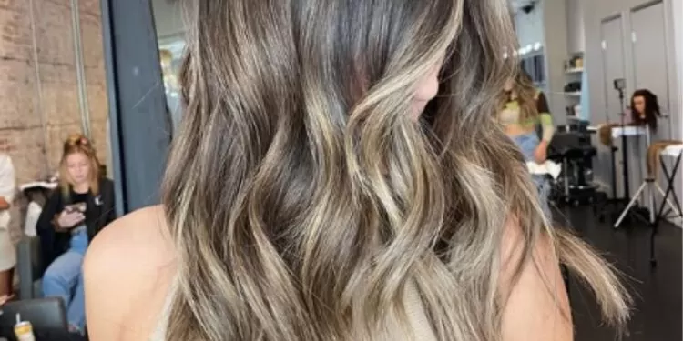 Tendência bronde hair é perfeita para quem busca um visual iluminado.