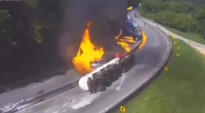 Trecho da BR-101 é liberado 16 horas depois de explosão de caminhão-tanque em Santa Catarina.