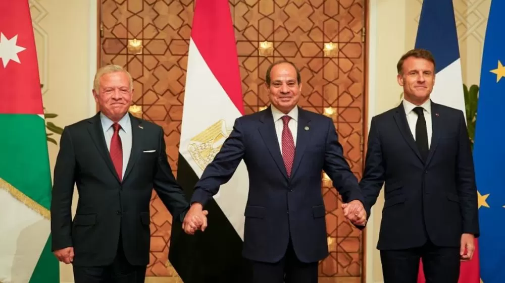 Macron apoia plano árabe de reconstrução da Faixa de Gaza.