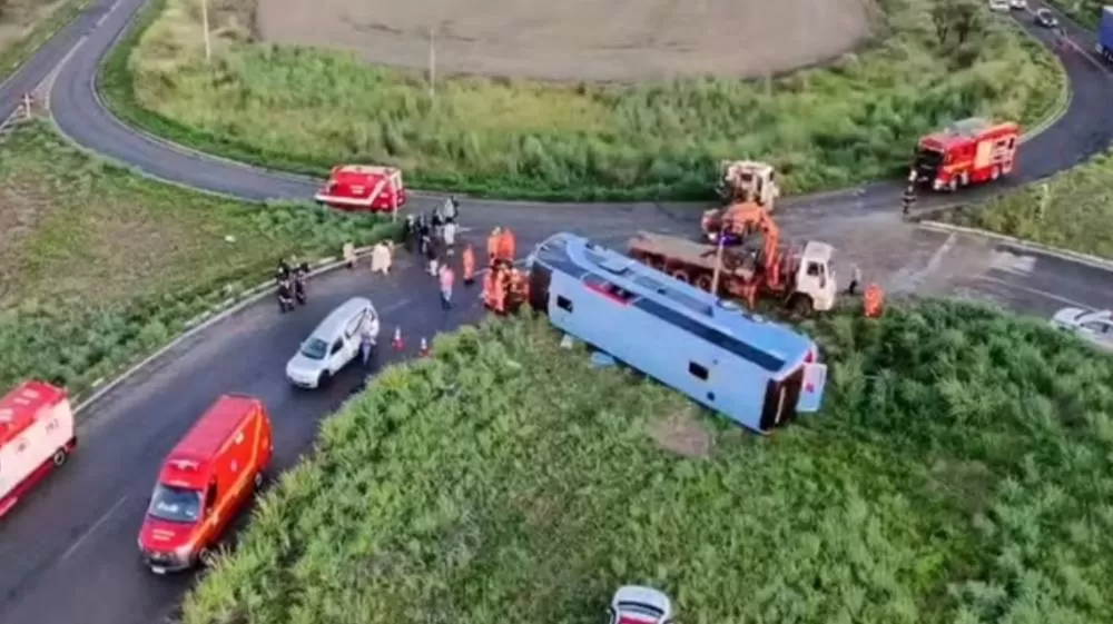 Vídeo. Ônibus com 50 pessoas tomba e deixa pelo menos 10 mortos em MG.
