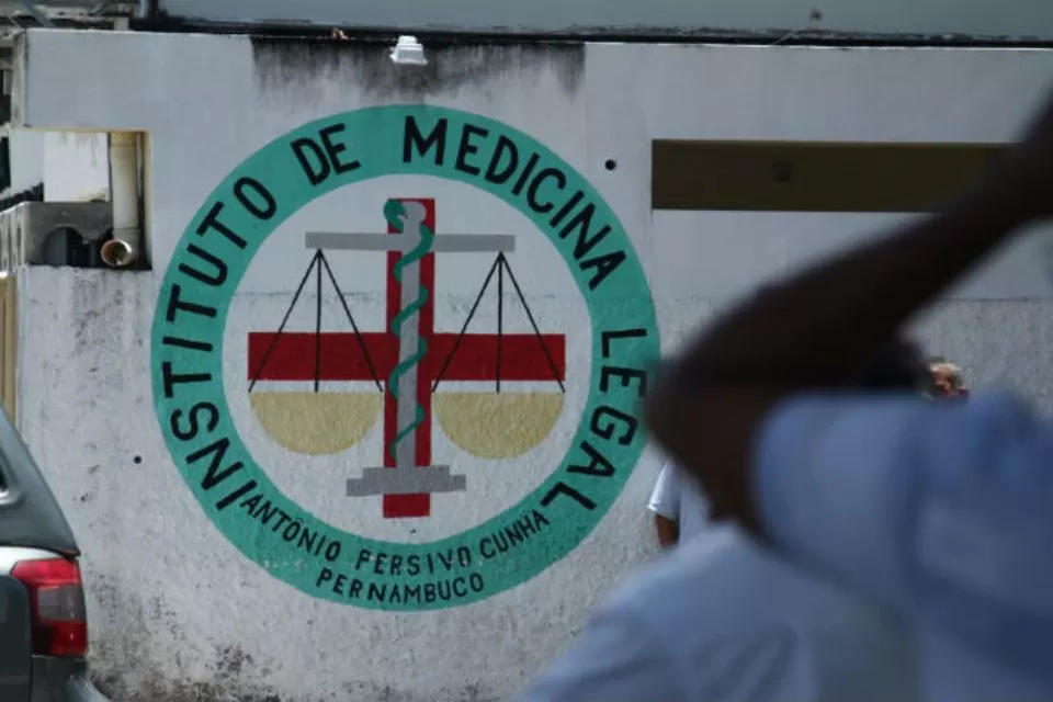 Mulher mata homem a facadas e é presa em Ipojuca.