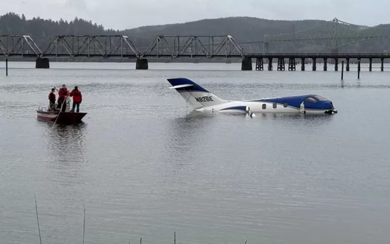 Avião particular sai da pista e cai em baía nos EUA.