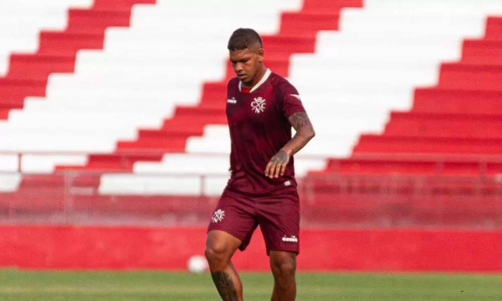 Náutico anuncia renovação de contrato de Felipe Santana.