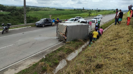 Comerciante morre após caminhão capotar e bater em barreira na BR-101, em Ribeirão.