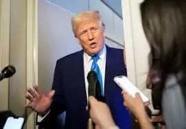 Tarifas de Trump entram em vigor e causam mais perdas e alertas para o mercado.