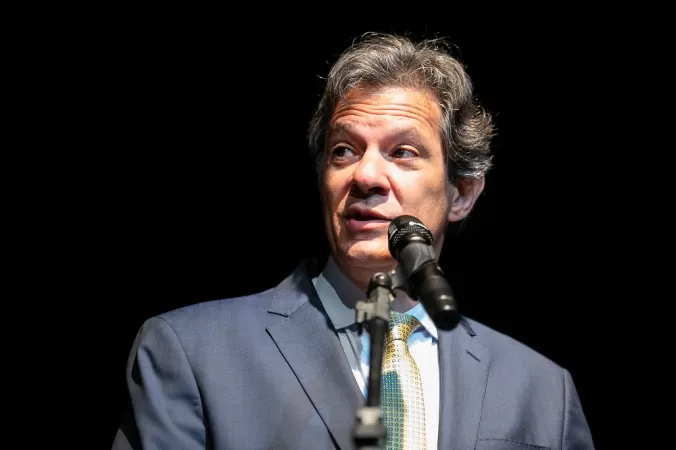 Haddad diz que o Brasil precisa ter prudência ao tomar qualquer medida de reação às tarifas de Trump.