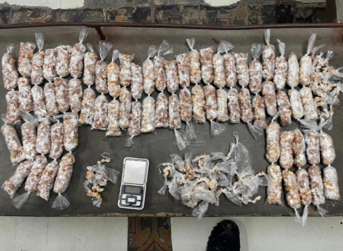 Grande apreensão de crack em Pau Amarelo: mais de 3 mil pedras são encontradas em casa após abordagem policial.