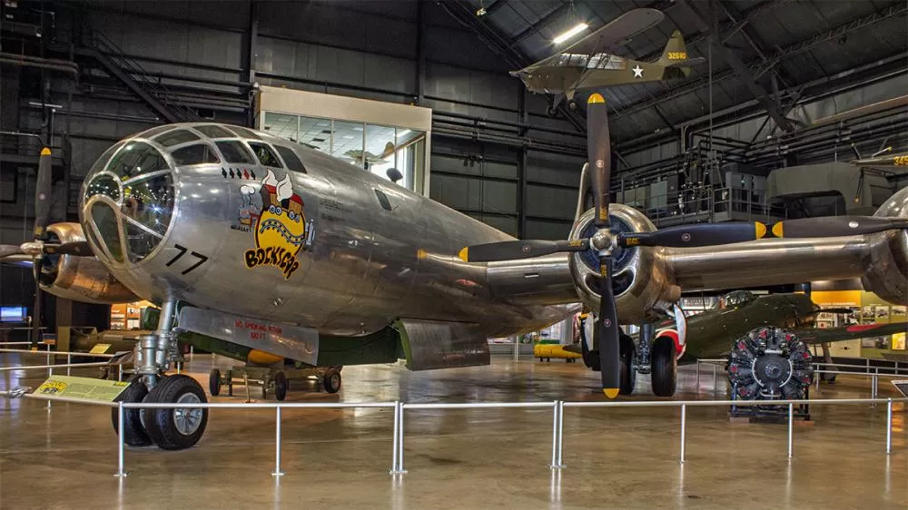 Senhor B: o bombardeiro que lançou a bomba atômica e inspirou a Millennium Falcon.