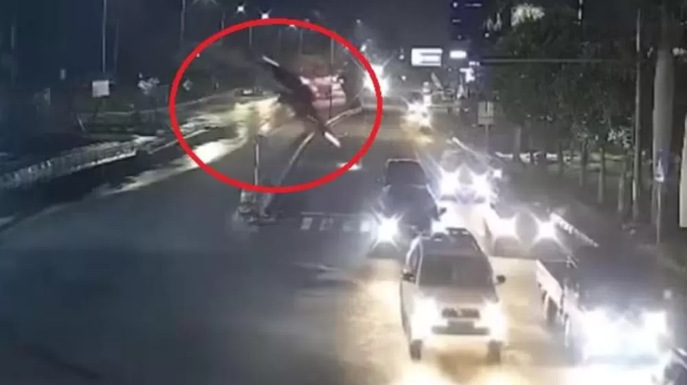 Motorista despenca de ponte inacabada após seguir instruções do GPS na Indonésia; vídeo.