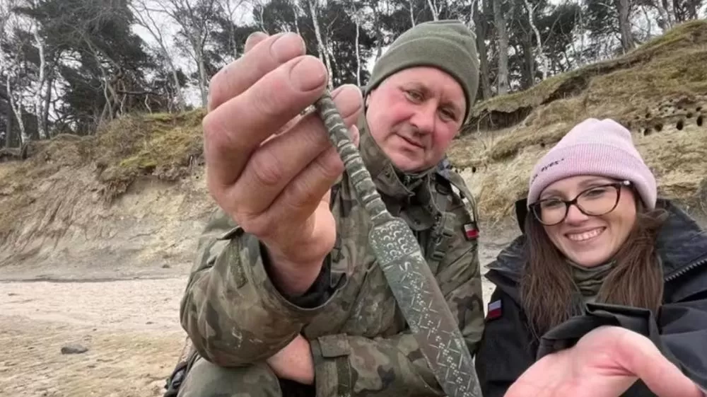 Adaga de 2.500 anos é achada por casal durante caminhada em praia.