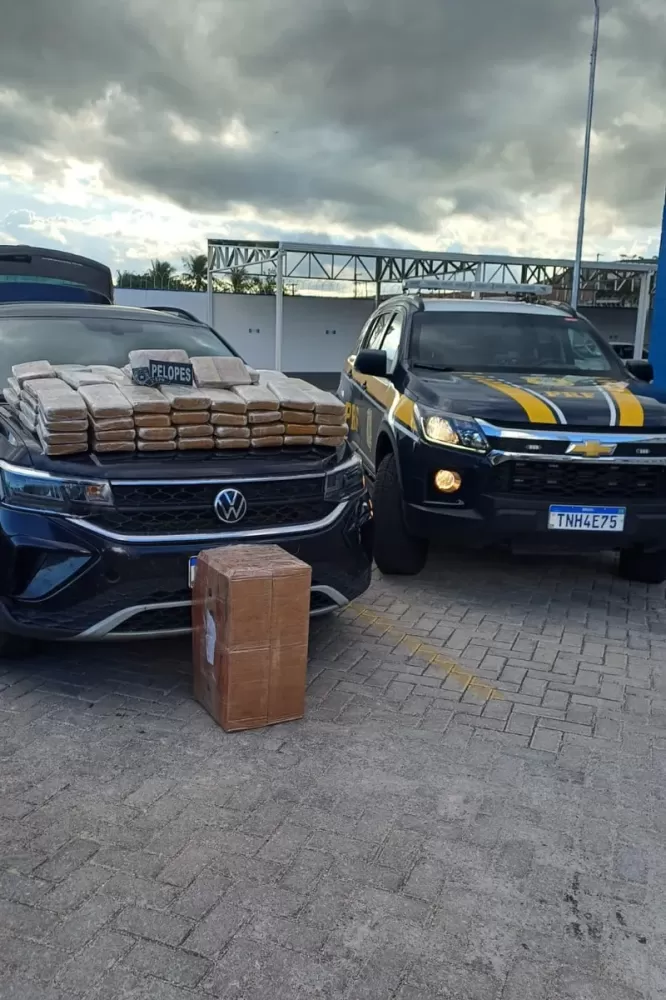 Após perseguição, polícia apreende mais de 100kg de maconha em carro roubado.